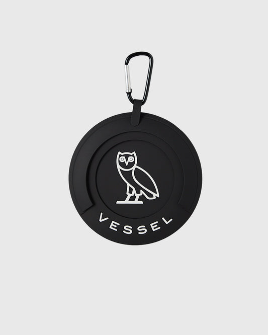 Black circular putting disc with owl logo and "Vessel" text, attached to a carabiner clip.